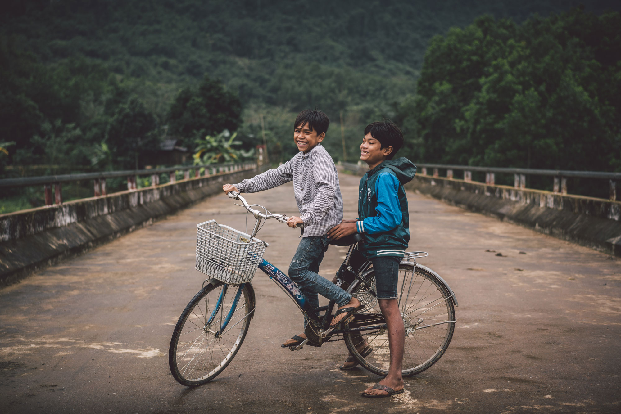 ©RomanKoenigshofer_Vietnam_Local Boys_Kids_Bicycle_Ho_Chi_Minh_Trail_DSC06612